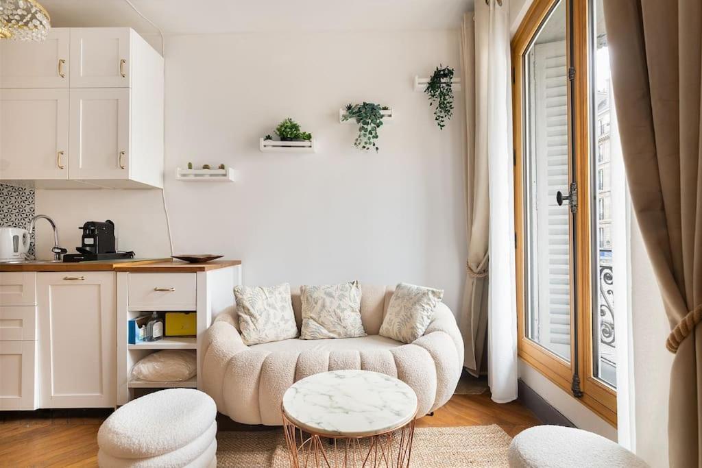 Haussmannian Elegance Close To Montmartre Parijs
